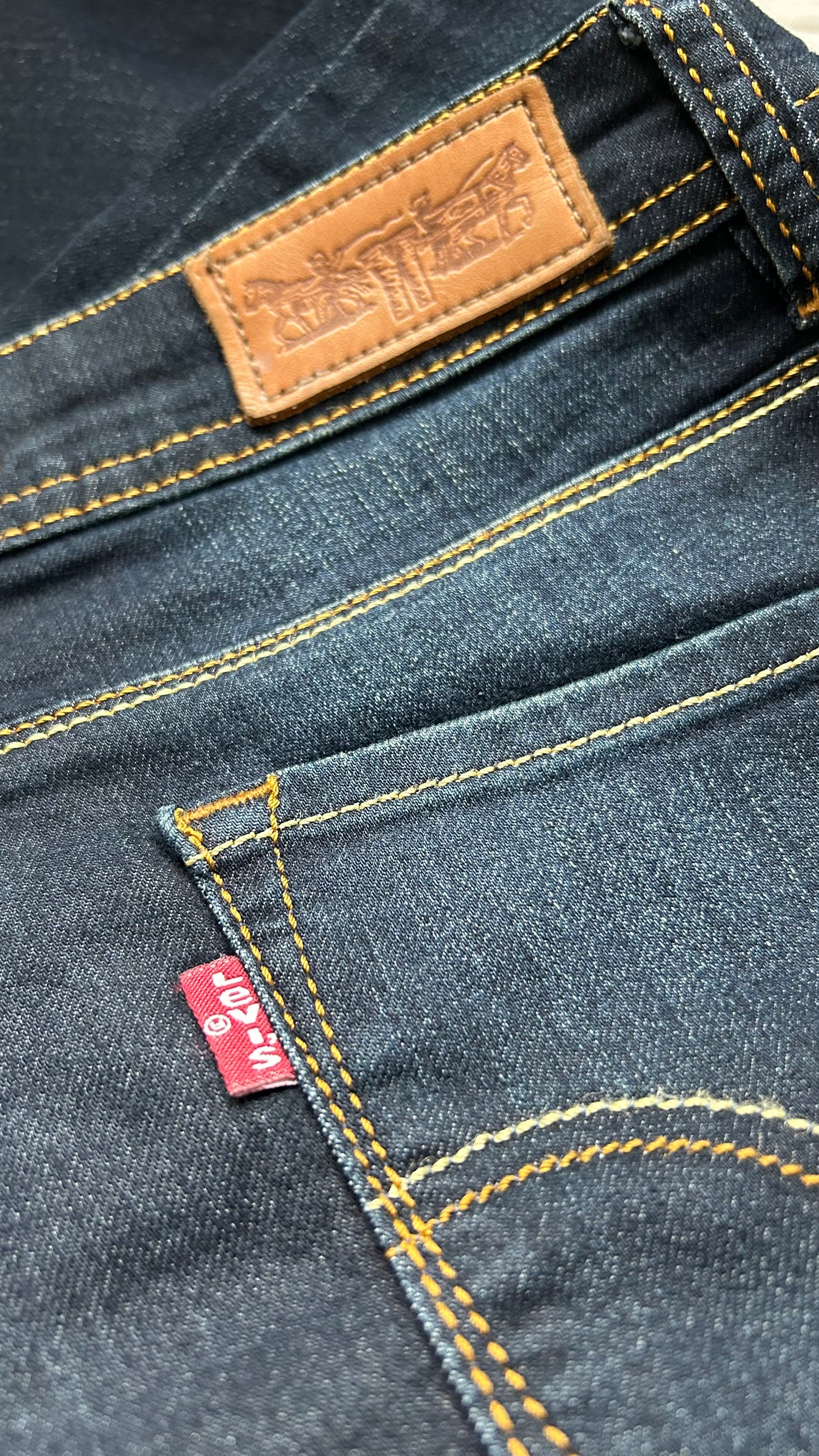 Levi’s Low Waisted Slim Fit 571 W 27 L 32