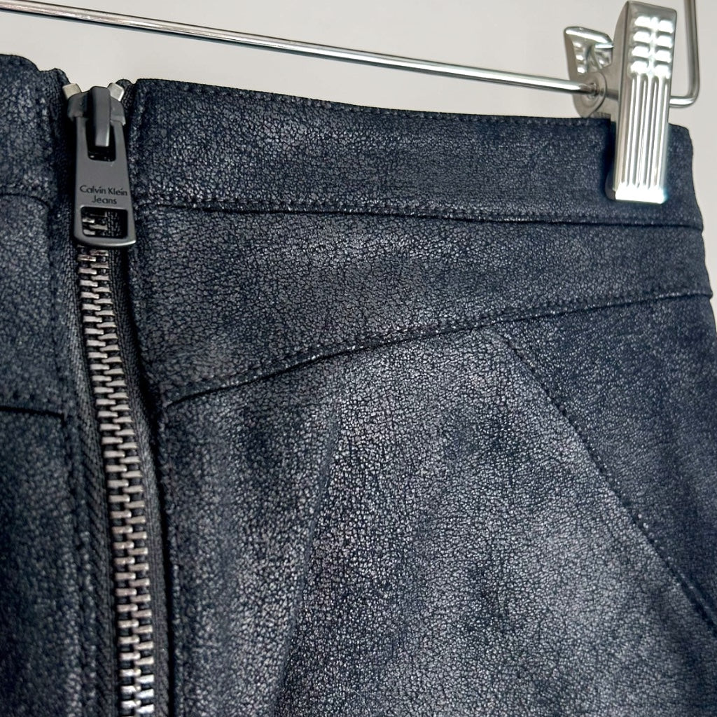 Calvin Klein Jeans • Textured Black Capri Leggings