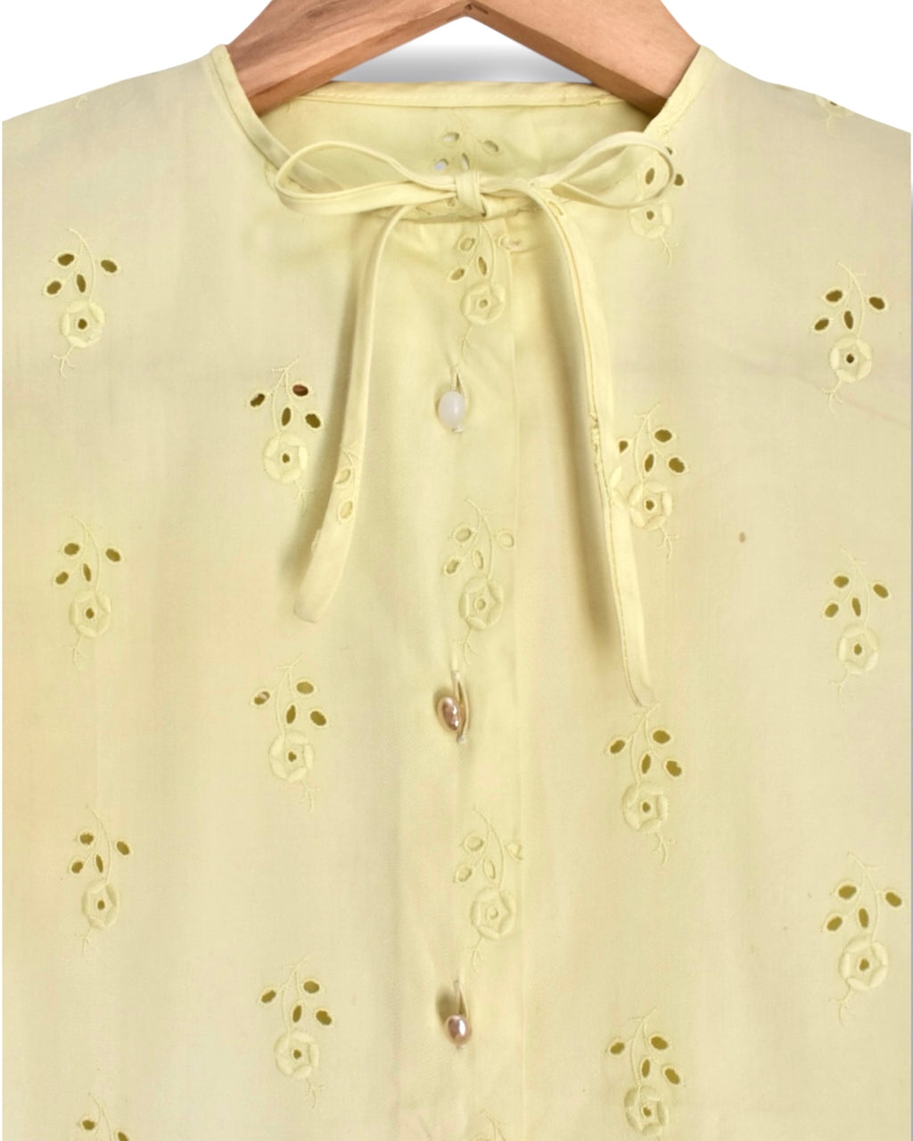 Vintage Sleeveless Button-Front Blouse – Yellow with Floral Eyelet Embroidery
