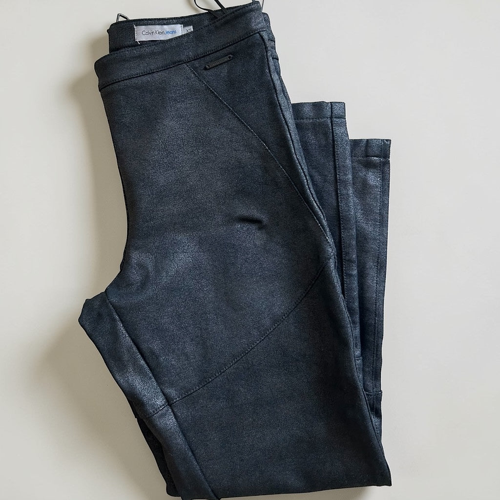 Calvin Klein Jeans • Textured Black Capri Leggings