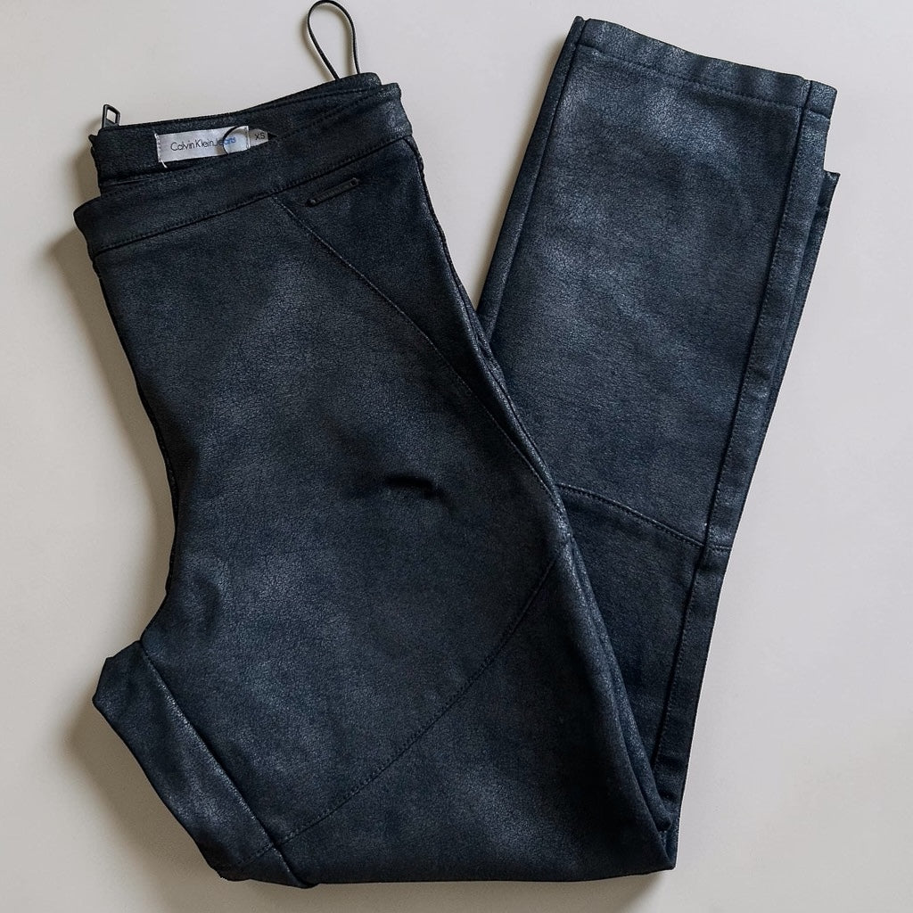 Calvin Klein Jeans • Textured Black Capri Leggings